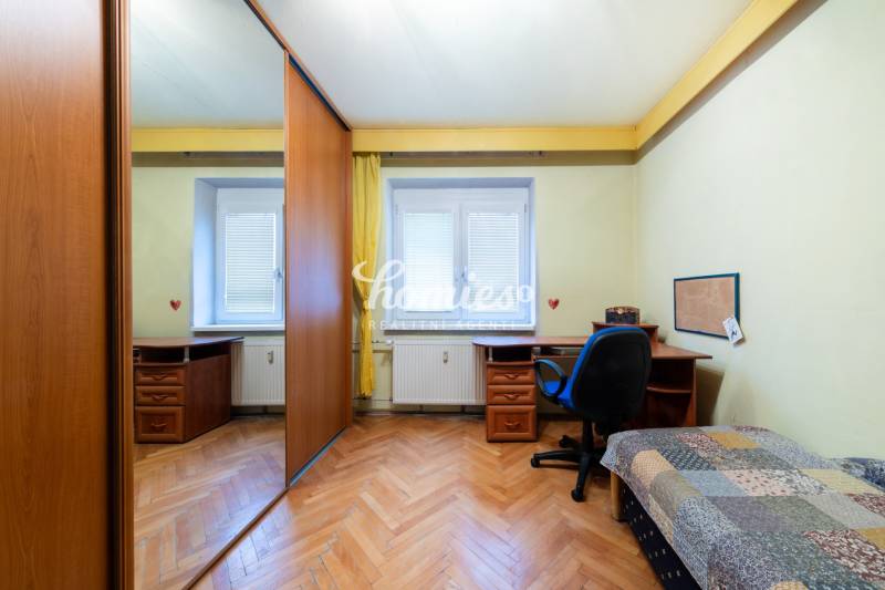 FOR SALE: 3-bed apartment in the city center with a unique city view