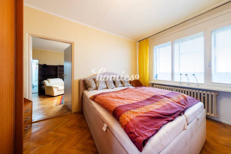 FOR SALE: 3-bed apartment in the city center with a unique city view