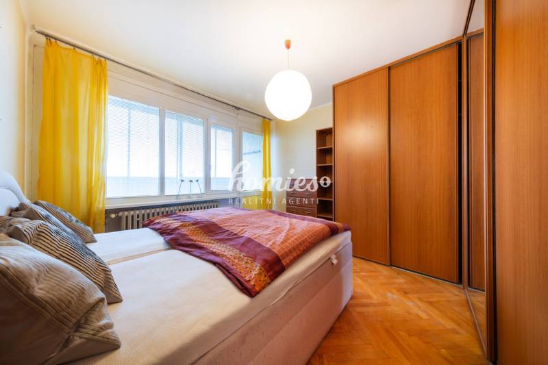 FOR SALE: 3-bed apartment in the city center with a unique city view