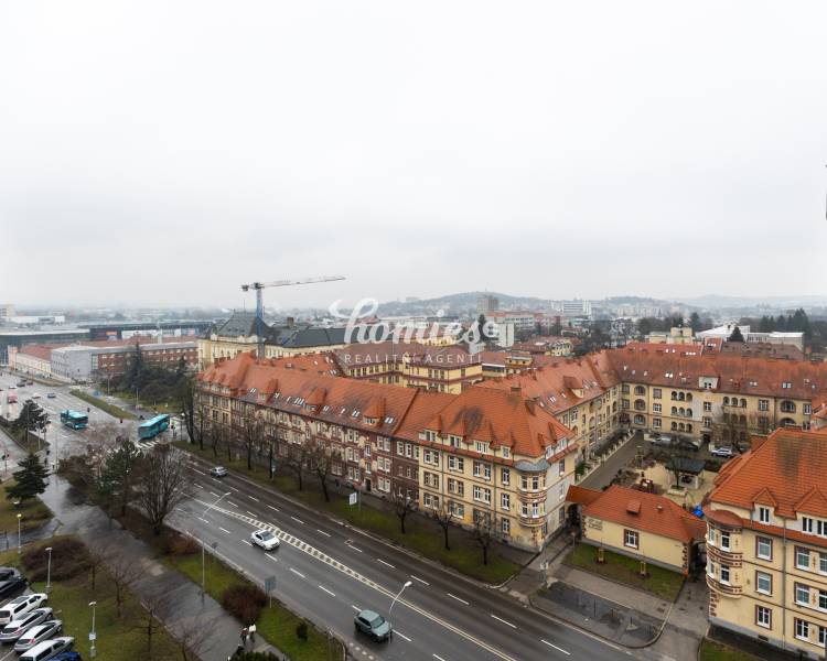 FOR SALE: 3-bed apartment in the city center with a unique city view